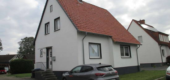 Für die kleine Familie -  Sechszimmerwohnung über zwei Etagen in freistehendem Haus incl. Carport!