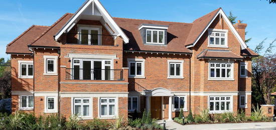 Flat to rent in Coombehurst Close, Hadley Wood, Hertfordshire EN4