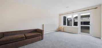 Flat to rent in Willowbrook Road, Southall UB2