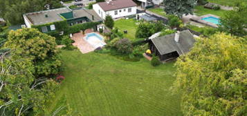NEUPREIS -Familienvilla mit ausserordentlich großem Garten. Pool und Teich