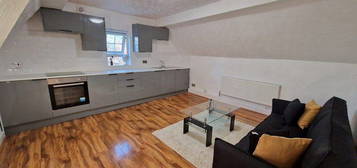 Flat to rent in Lawn View, Manchester M8