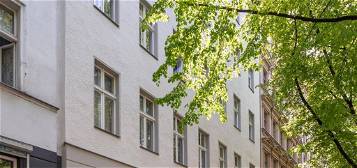 Cleveres Investment in Berlin-Kreuzberg: Vermietete 3-Zimmer-Altbauwohnung nahe Landwehrkanal