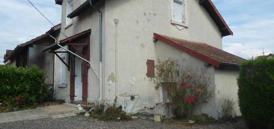 BELLE OPPORTUNITÉ POUR CETTE MAISON MITOYENNE A MODERNISER ET SON JOLI TERRAIN CLOS ET ARBORÉ