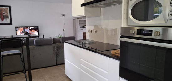 Vende-se Moradia Remodelada com Terreno