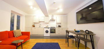 Flat to rent in Fortis Green, London N2