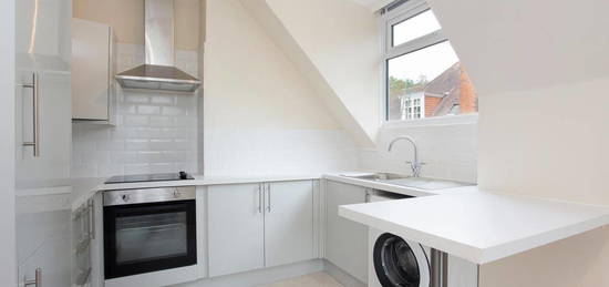 Flat to rent in Upper Brighton Road, Surbiton KT6