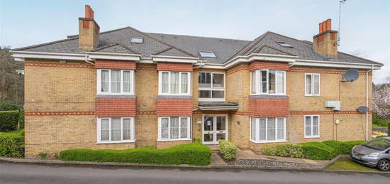 Flat to rent in Woodmill Court, London Road, Ascot SL5