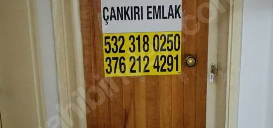 ÇANKIRI EMLAK OFİSİ AYHAN KİRALIYOR 1+1 DAİRE MERKEZDE