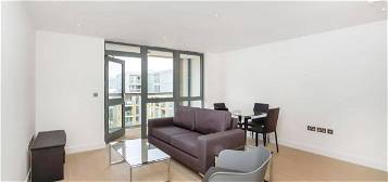Flat to rent in Canalside Square, London N1