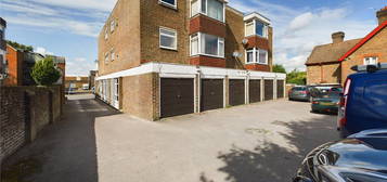 Flat to rent in Cantelupe Road, East Grinstead, West Sussex RH19