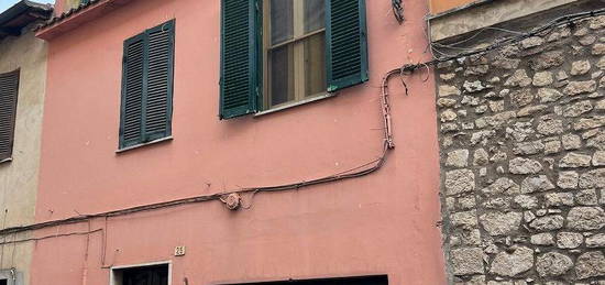 Palazzetto nel centro storico con garage e cantina