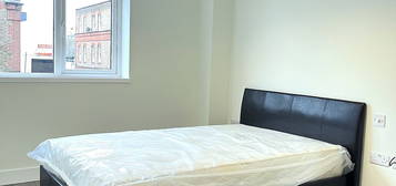 Flat to rent in King Street, London W6