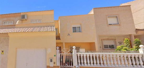 Casa adosada en venta en  Edison, Huércal de Almería