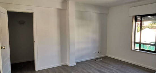 Arrendamento de Apartamento T2 ,   Azinhaga da Eira, 78