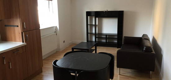 Flat to rent in Old Kent Road, Elephant And Castle, London SE1