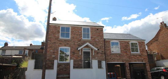 5 bedroom detached house