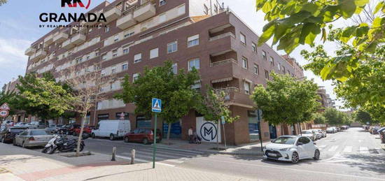 Apartamento en venta en Calle Cádiar, 10, Rosaleda - Juventud