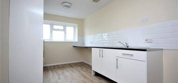 Flat to rent in Farmers Parade, South Street, Lancing BN15