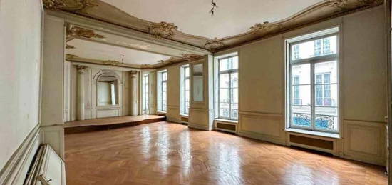 Appartement d’exception à rénover à deux pas de l’Élysée