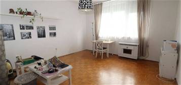 Debreceni Egyetem Főépületének közelében 2+1 szobás lakás eladó