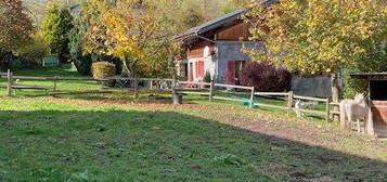 Maison de caractère en pierre et bois, entièrement rénovée située dans un environnement calme et idyllique