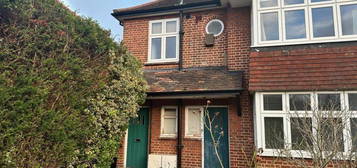 Flat to rent in Bedford Avenue, Barnet EN5