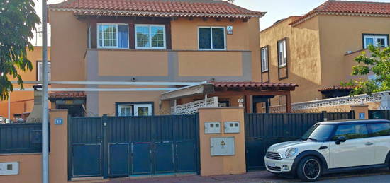 Casa adosada en venta en Las Rosas