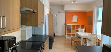 7 bed terraced house to rent