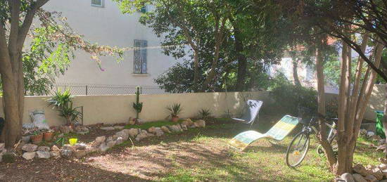 A 200 de la mer et des plages et à côté des commerces à pied jolie terrasse avec accès au jardinet de la copropriété