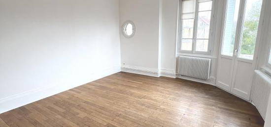 Location - Appartement - 3 pièces + cuisine - 83,01 m² -