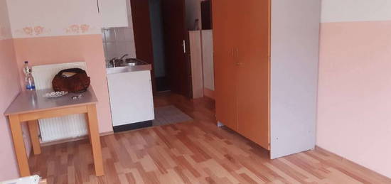 MA-Rheinau, Halmhuberstraße 4: Kleines, teilmöbiliertes Appartement