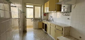 Vende-se apartamento T3 no centro do Montijo