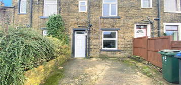 Terraced house to rent in Ackroyd Square, Queensbury, Bradford BD13