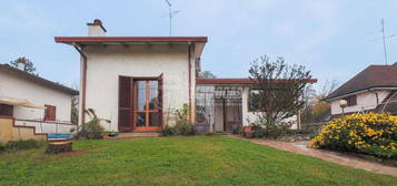 CASA INDIPENDETE CON PISCINA INTERRATA E GIARDINO