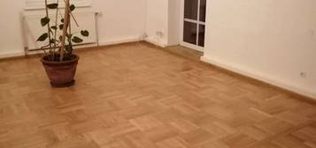 sehr schöne 60m² Wohnung mit Balkon in alter, renovierter Villa in ruhiger Lage zu vermieten