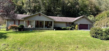 175 Poplar Ln, Oceana, WV 24870