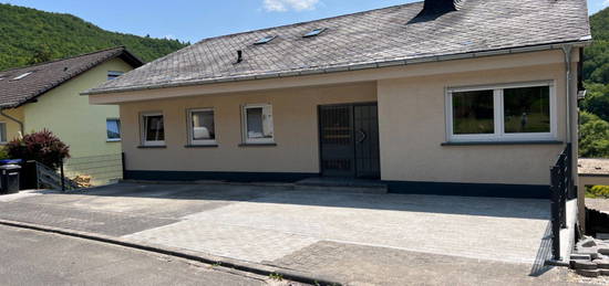 Moderne 2-Zimmer-Wohnung mit hochwertiger Einbauküche und Terrasse im schönen Kirner Land