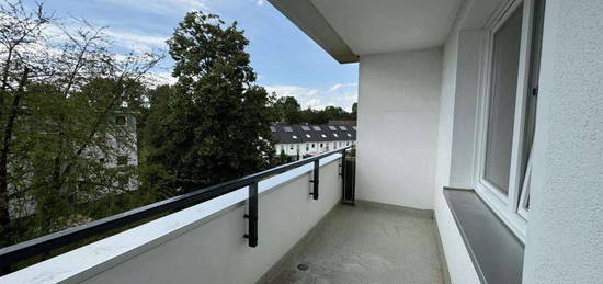 3,5 Zimmer, Balkon, neu tapeziert und frisch gestrichen mit modernem Wannenbad