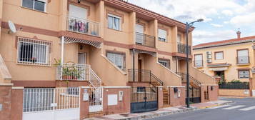 Chalet adosado en venta en calle Alhelí