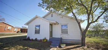 314 N 3rd St, Jacksboro, TX 76458