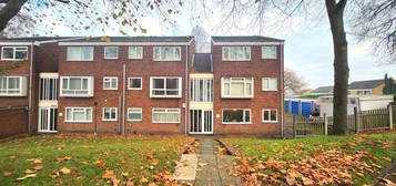 Flat to rent in Apperley Way, Halesowen B63