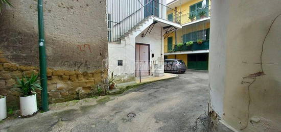 Palazzina 2 livelli da ristrutturare in Via dell'O