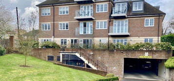 Flat to rent in Sparrows Herne, Bushey WD23