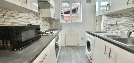 Maisonette to rent in Everton Drive, London, Greater London HA7