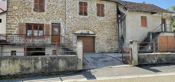 Ensemble immobilier à rénover proche de Sellières !