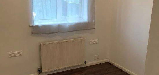 Flat to rent in Merton Road, London SW19