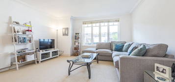 Flat to rent in Clevedon Road, Twickenham TW1