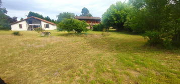 Deux habitations sur airial et 6 hectares