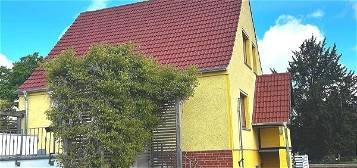 Einfamilienhaus mit Terrasse, Kamin, Doppelgarage sowie ausgebautem Nebengelass auf großem Grundstück in Sandau (Elbe)