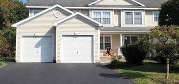 52 Patroon Pointe Dr, Rensselaer, NY 12144